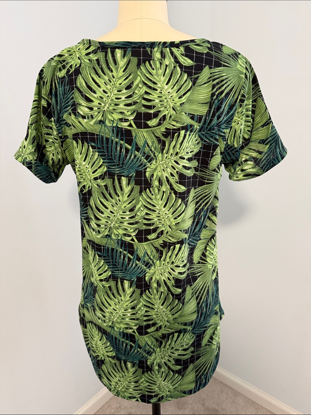LuLaRoe Black Short Sleeve Top with Green Tropical Leaf Print Tunic Top SZM - Picture 2 of 14